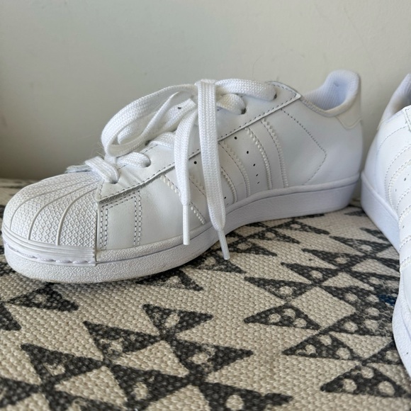 Adidas Originals Superstar size 4 youth/6 womens - Picture 5 of 8